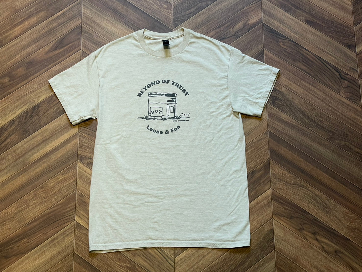 【在庫限り】B.O.T × Loose & Fan コラボ| 工房イラストTシャツ(サンド)