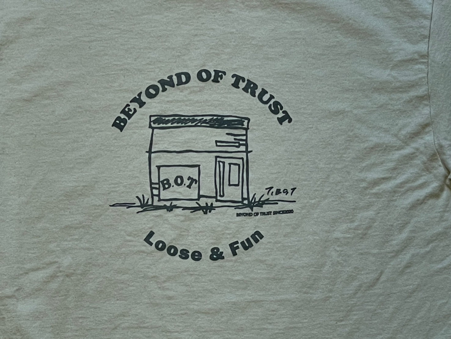 【在庫限り】B.O.T × Loose & Fan コラボ| 工房イラストTシャツ(サンド)